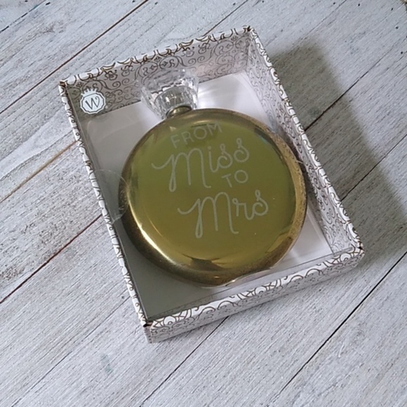 NIB Wild Eye Designs Round Hip Flask - From Miss to Mrs - Picture 2 of 9
